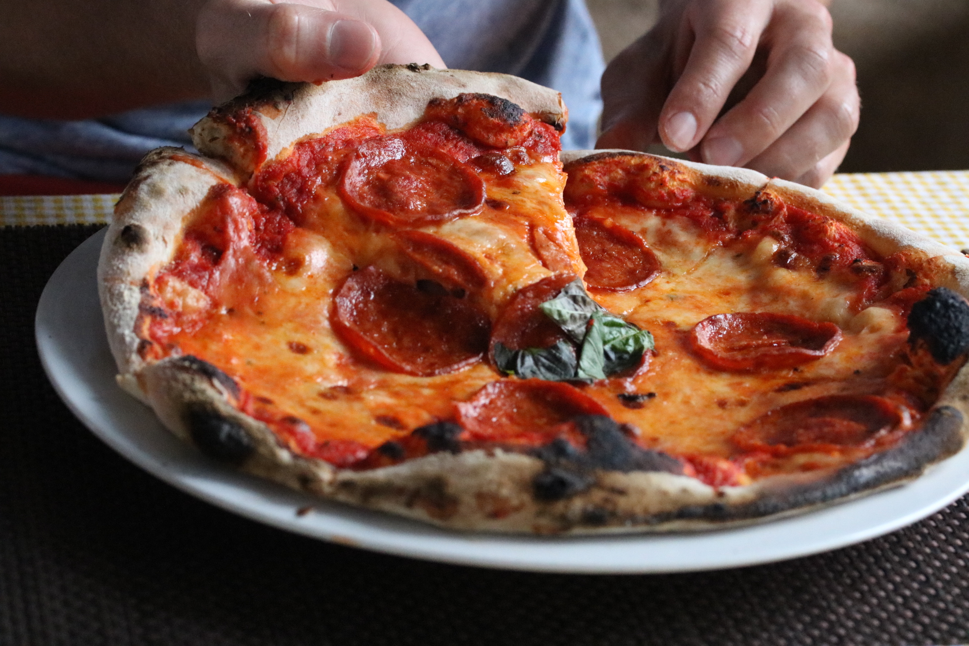 pepperoni pizza pizzeria regina gili trawangan guide
